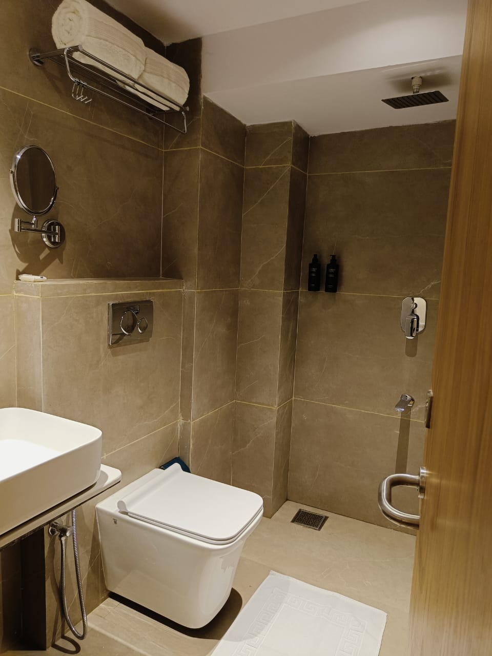 Deluxe King Size Bed Room 4